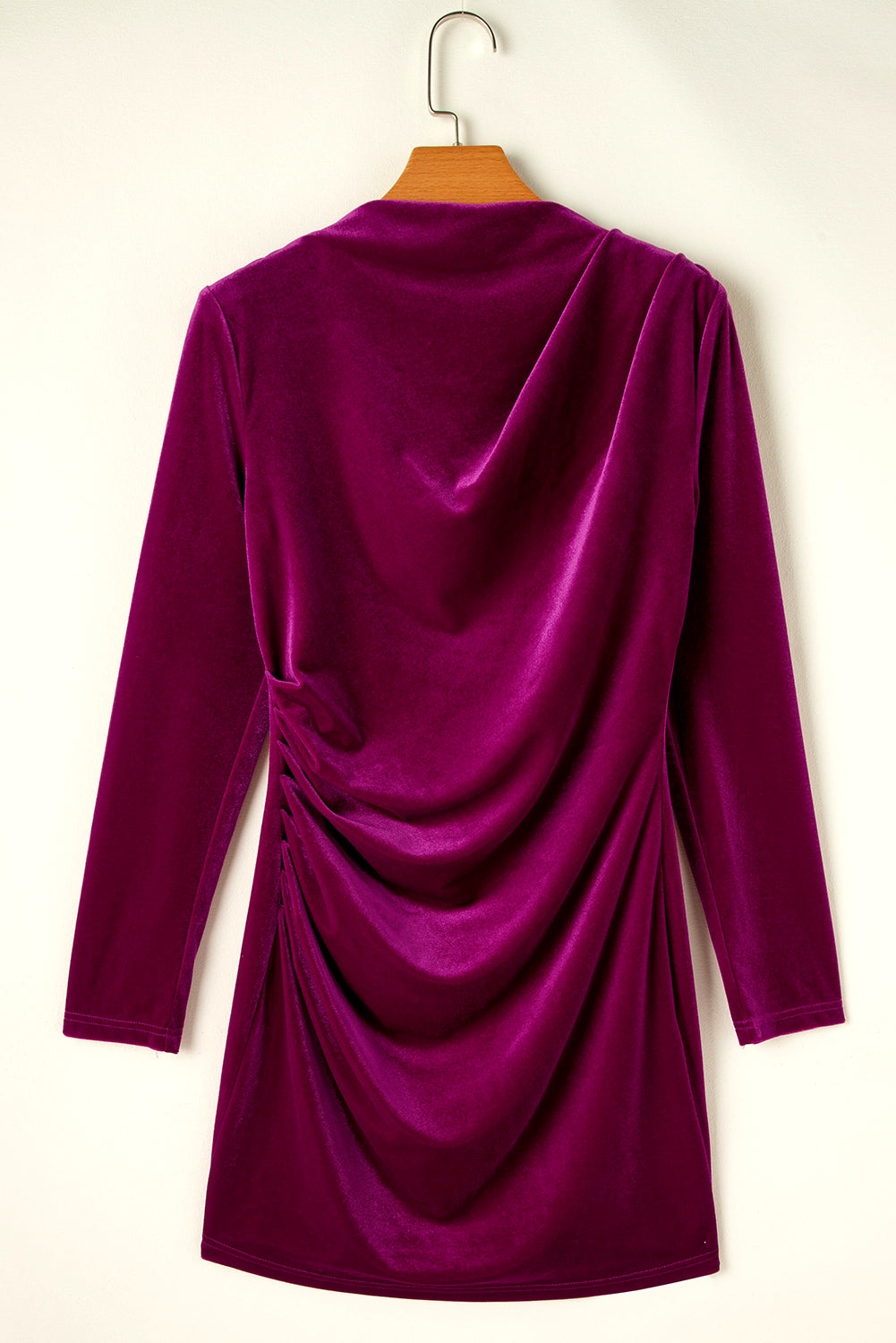 Robe moulante en velours a col montant et manches longues froncées