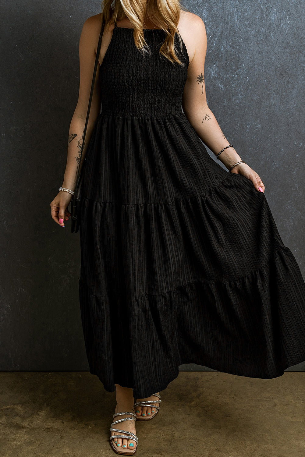 Robe longue smockée plissée à plusieurs niveaux et bretelles spaghetti
