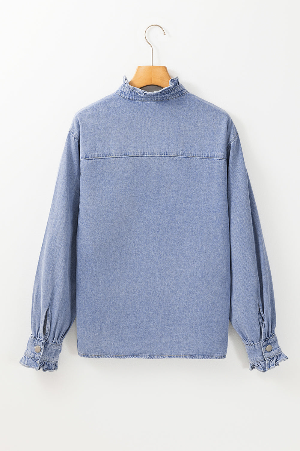 Chemise en jean boutonnée à manches longues et à volants
