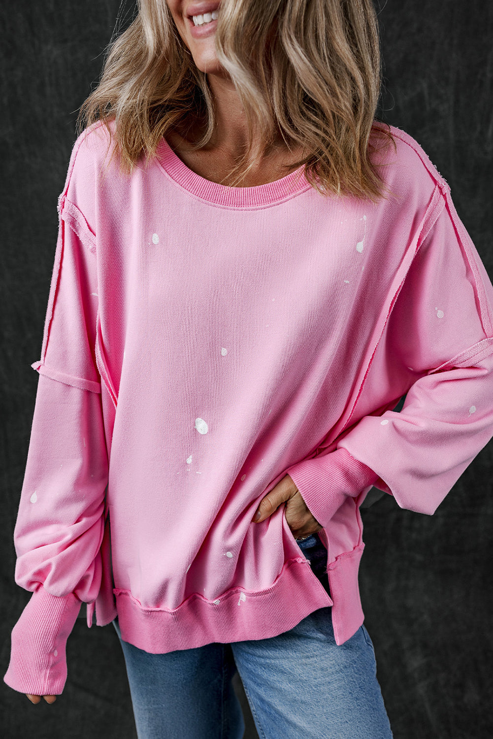 Sweat ample à coutures exposées et taches d'éclaboussures