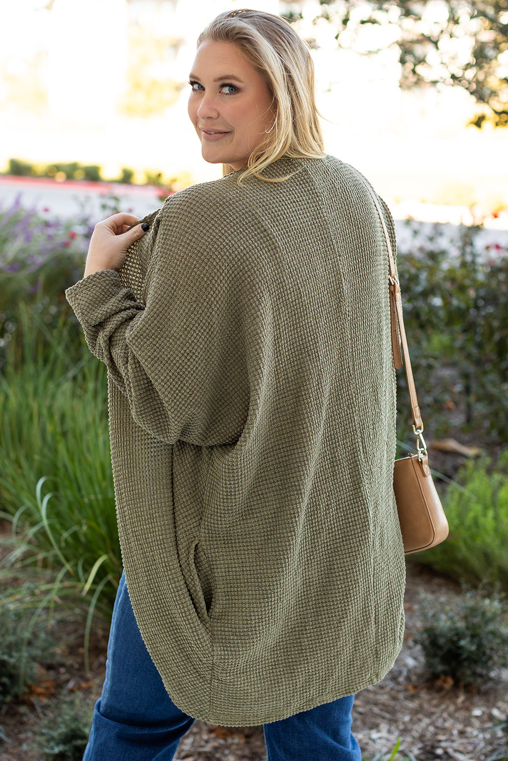 Cardigan grande taille en tricot gaufré a épaules tombantes ouvert sur le devant avec poche