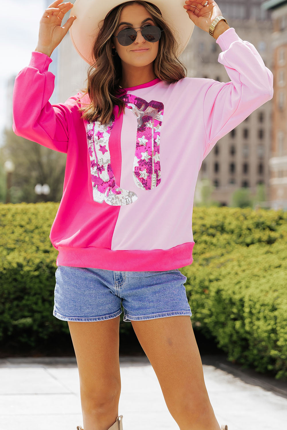 Sweat-shirt graphique avec bottes de cow-girl à paillettes et blocs de couleurs