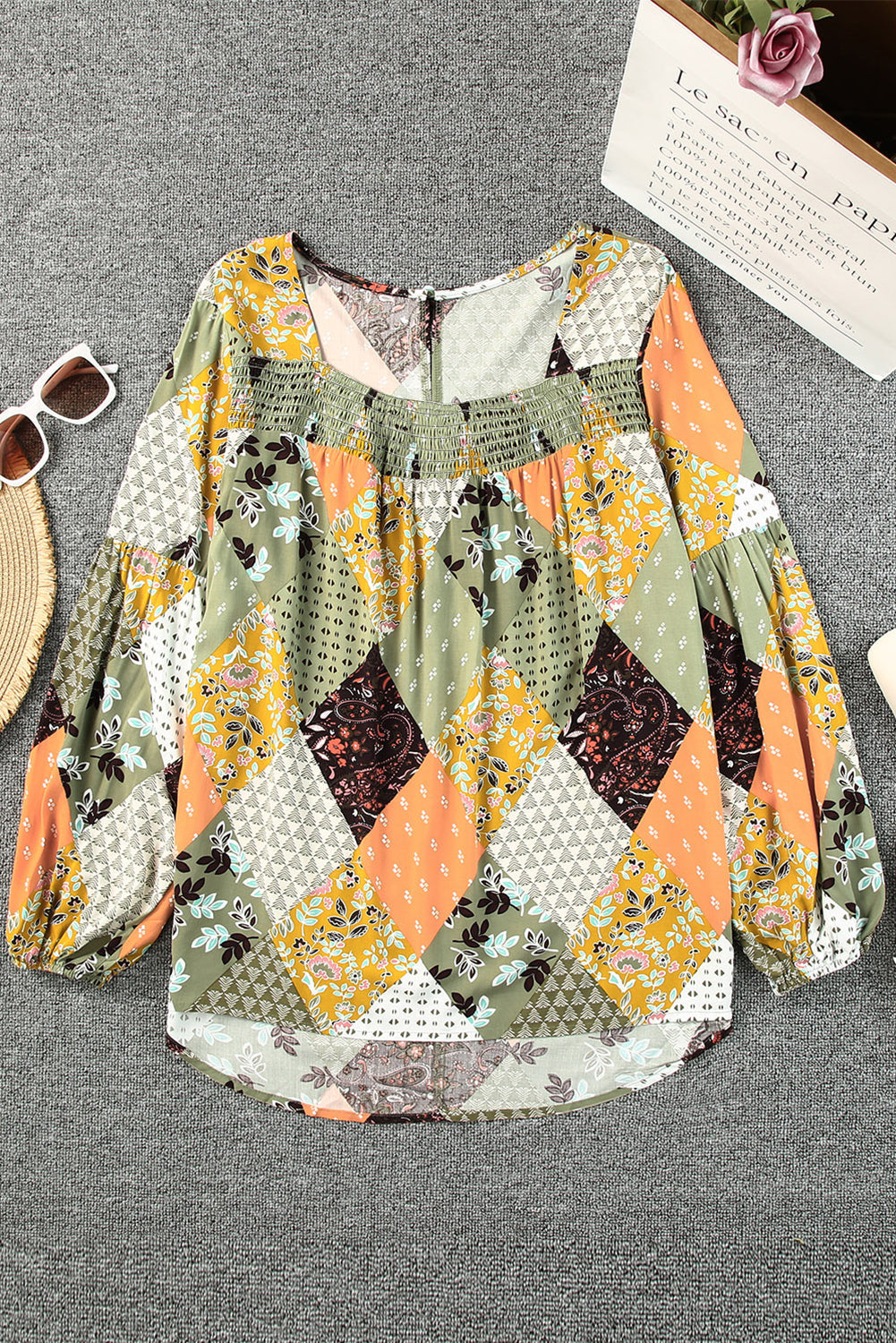 Blouse à imprimés variés et col carré