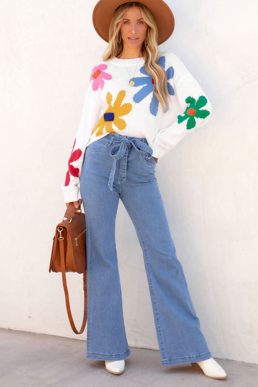 Pull a col rond a motif de grandes fleurs colorées