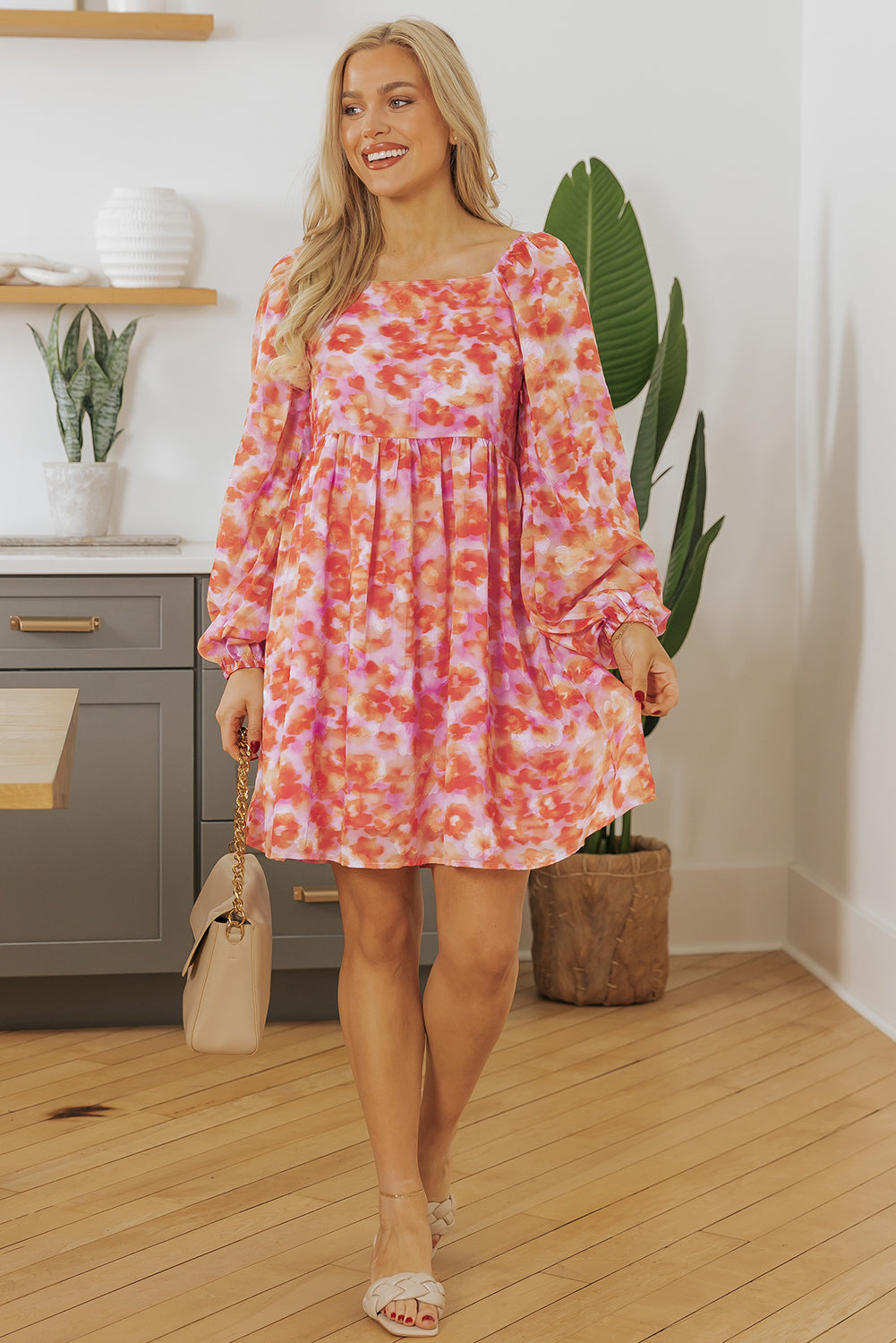 Mini-robe taille haute a imprimé floral et col carré