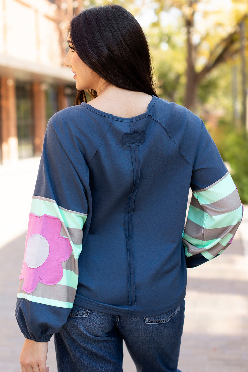 Haut surdimensionné a manches raglan et coutures apparentes en patchwork de fleurs