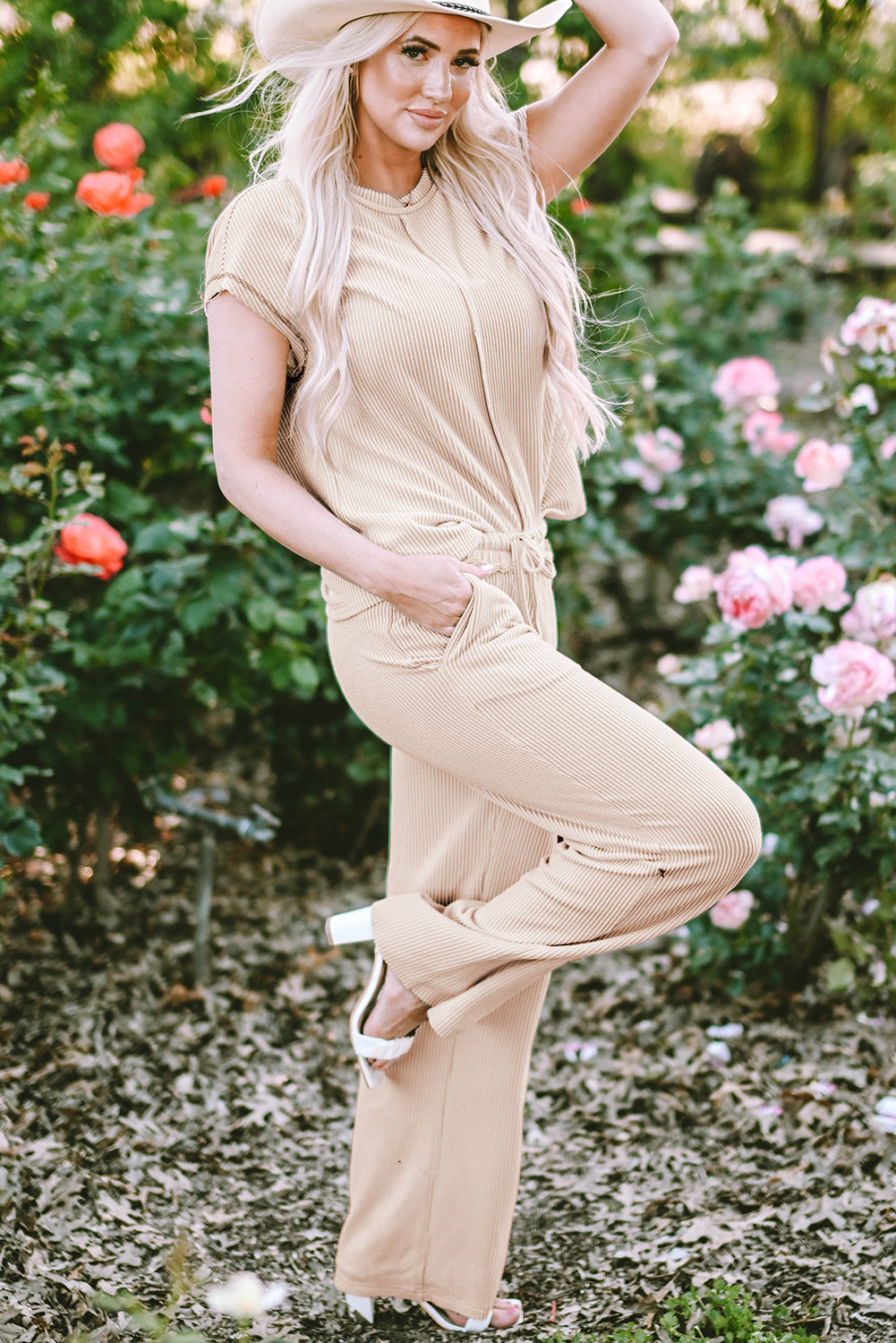 Tenue deux pièces t-shirt et pantalon côtelés à coutures apparentes