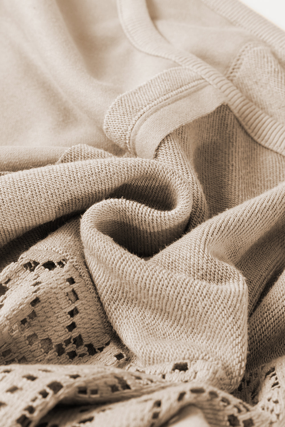 Sweat-shirt en tricot au crochet avec coutures apparentes et bordure côtelée