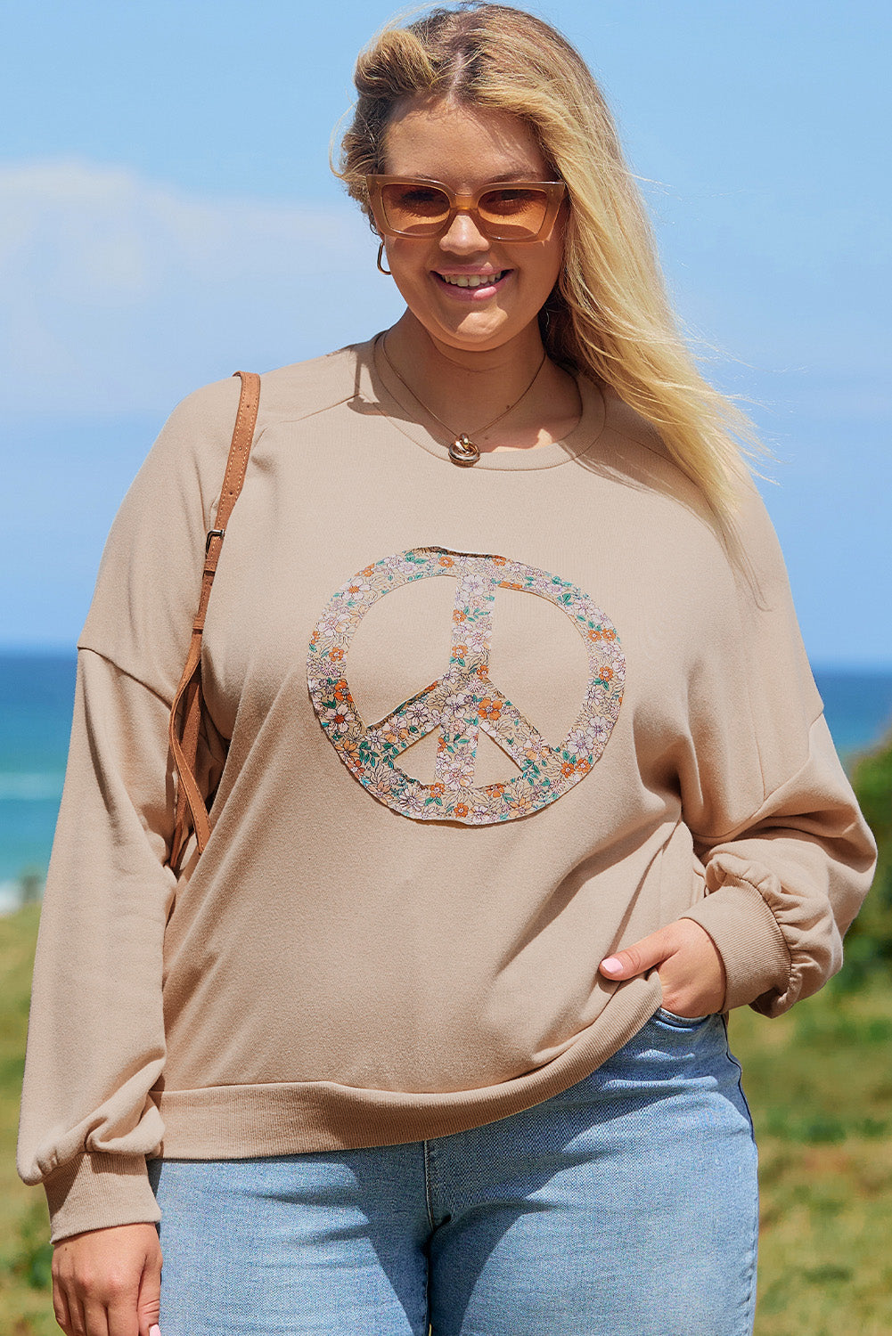 Sweat-shirt en tissu éponge délavé avec signe de paix floral, grande taille
