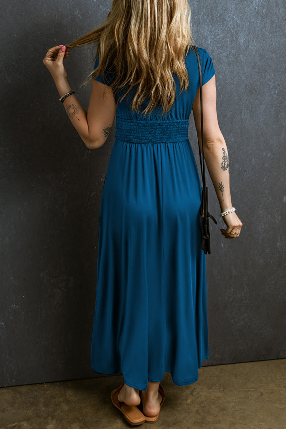 Robe longue froncée à manches courtes et taille haute à col en V
