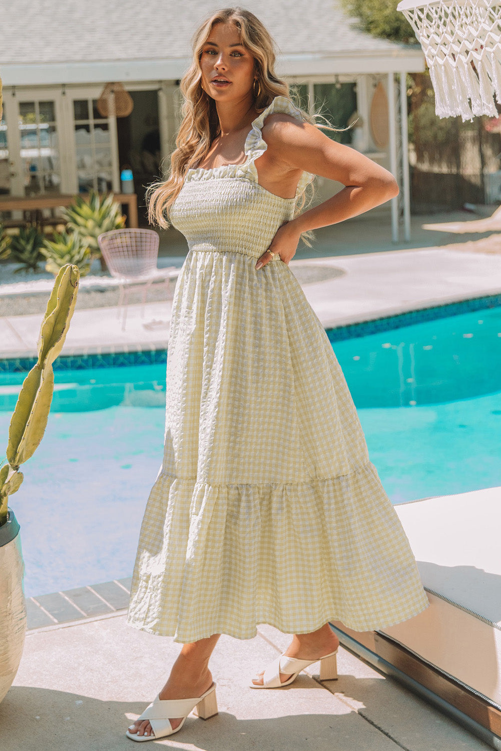 Robe longue smockée à carreaux et manches à volants