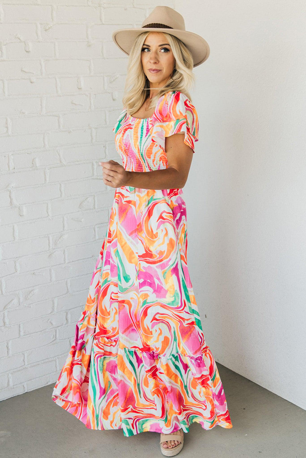 Robe longue à imprimé abstrait, manches à volants et buste froncé