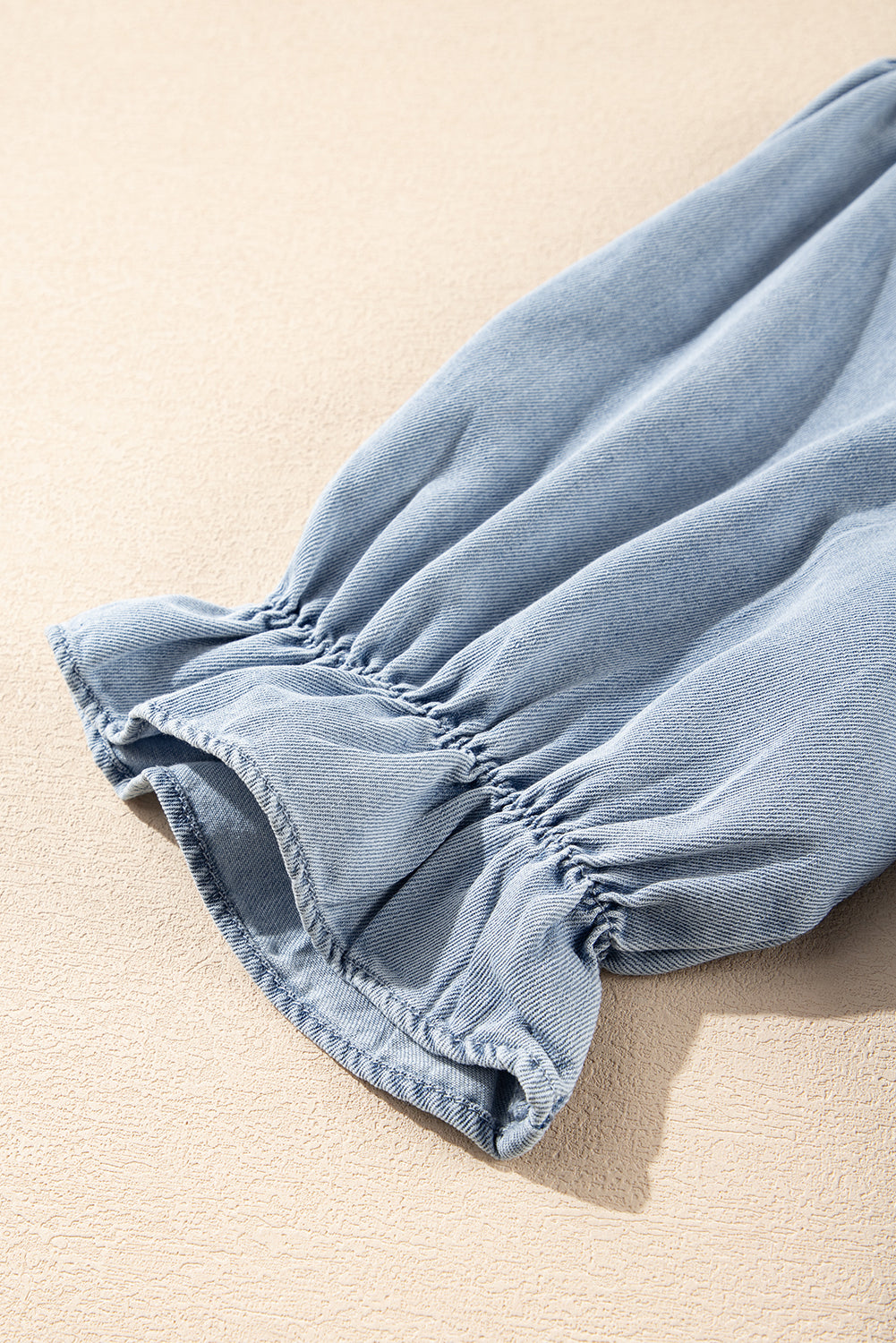 Chemise d'été en chambray à volants et manches courtes bouffantes
