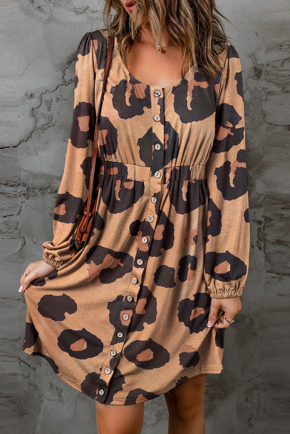 Robe en tricot ample à manches bulles et boutons imprimés sur le devant