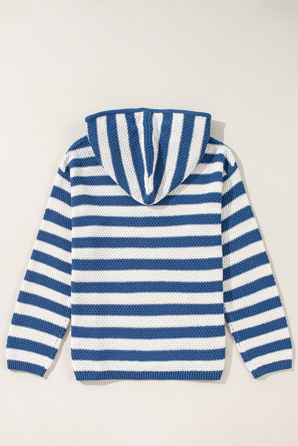 Pull a capuche avec poche et col en V
