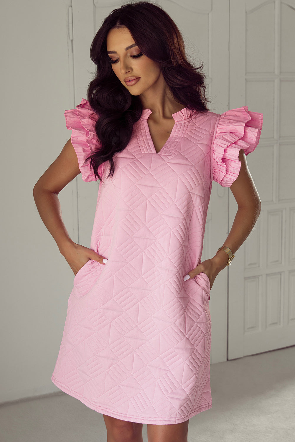 Robe droite texturée à manches plissées et col en V