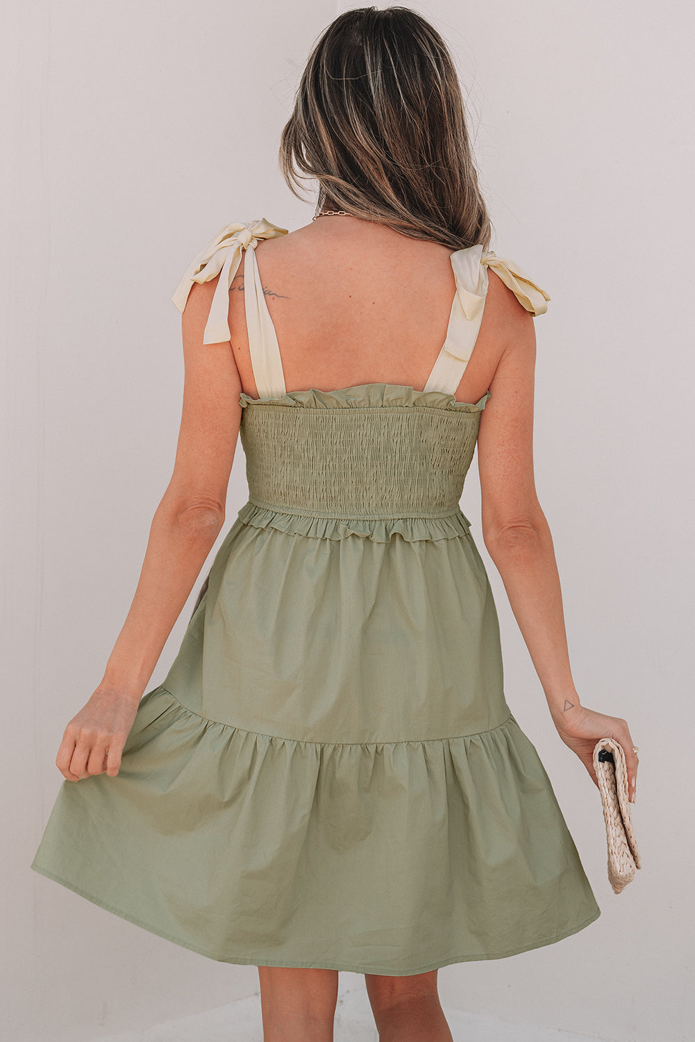 Robe courte trapèze à volants et bretelles à nouer
