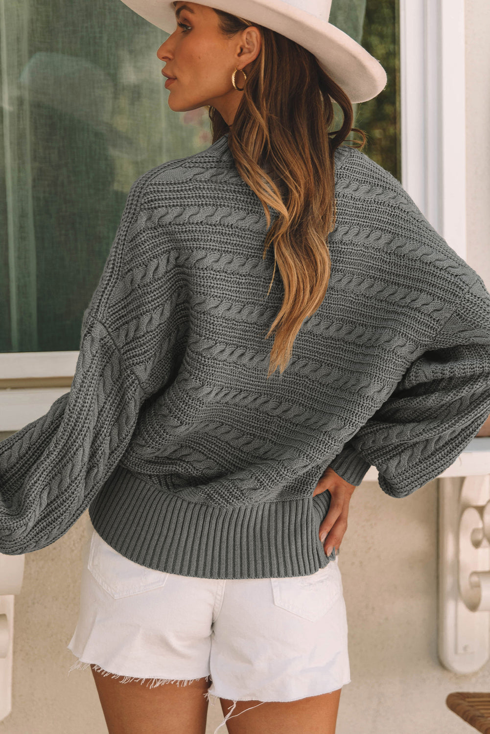 Pull en tricot torsadé à manches lanternes et col montant
