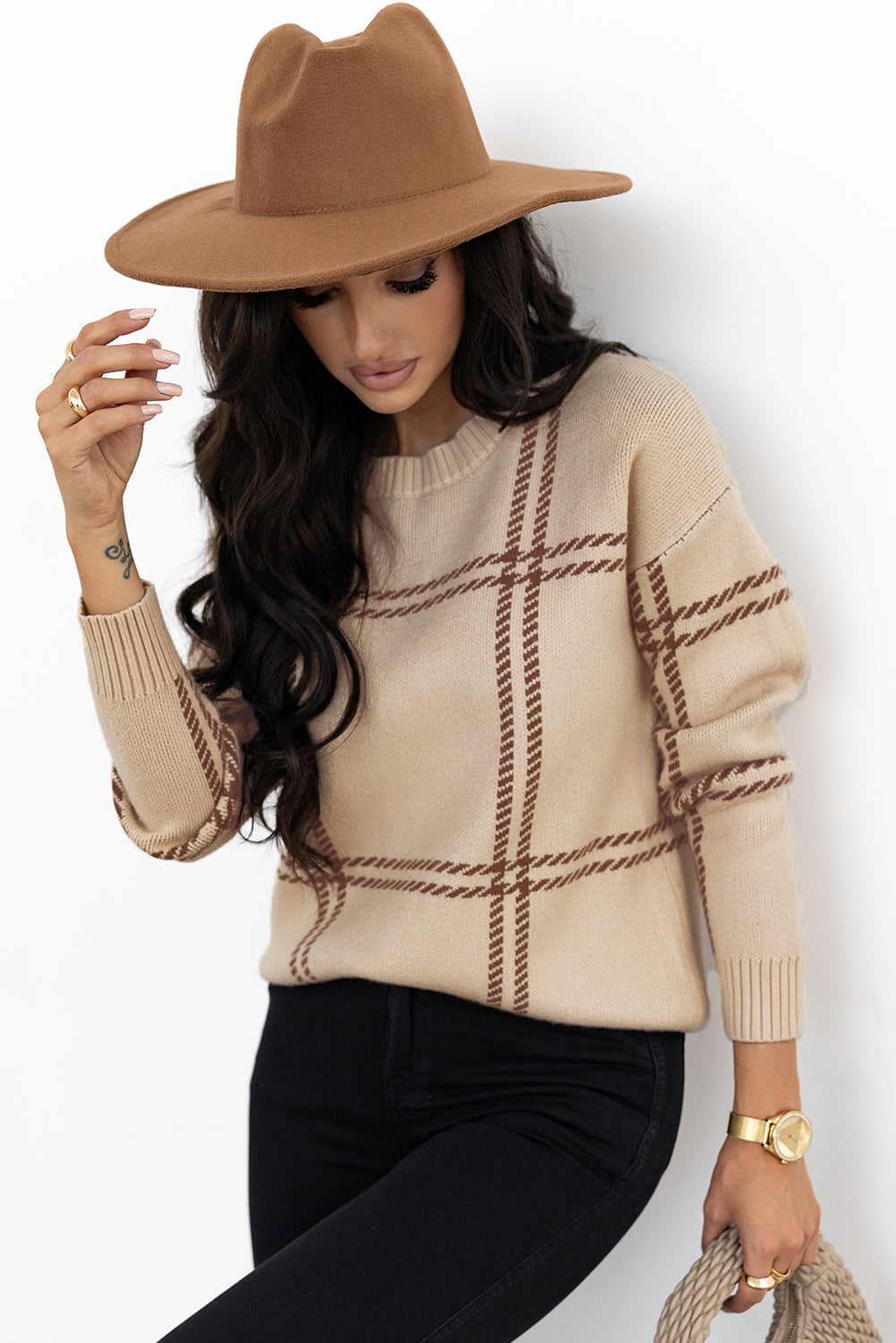Pull tricoté a épaules tombantes et motif a carreaux