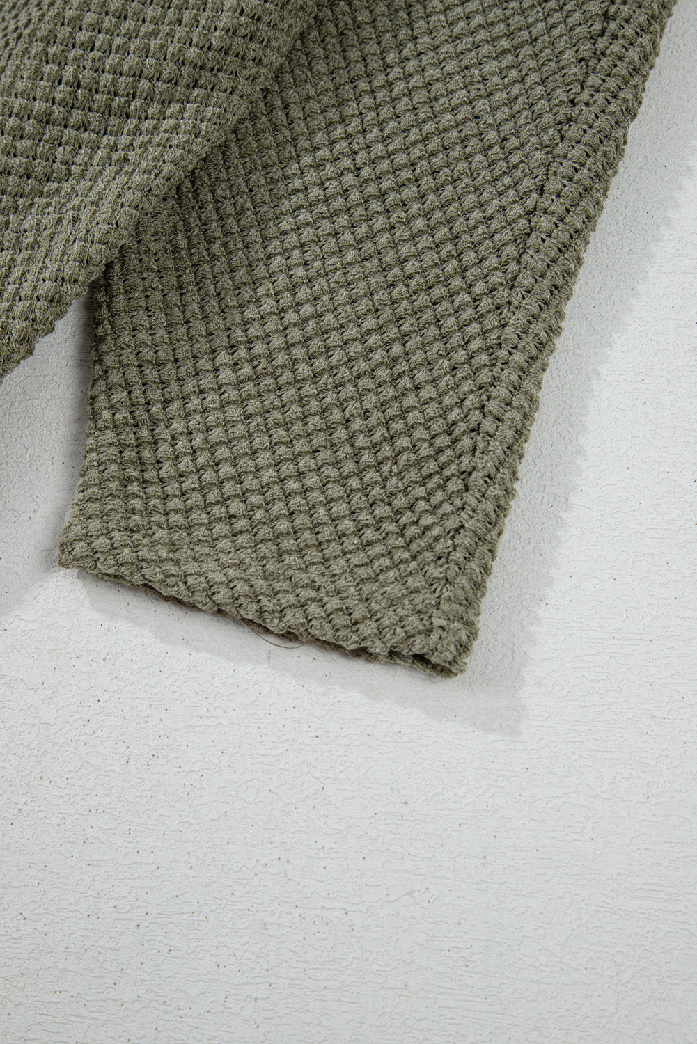 Cardigan grande taille en tricot gaufré a épaules tombantes ouvert sur le devant avec poche