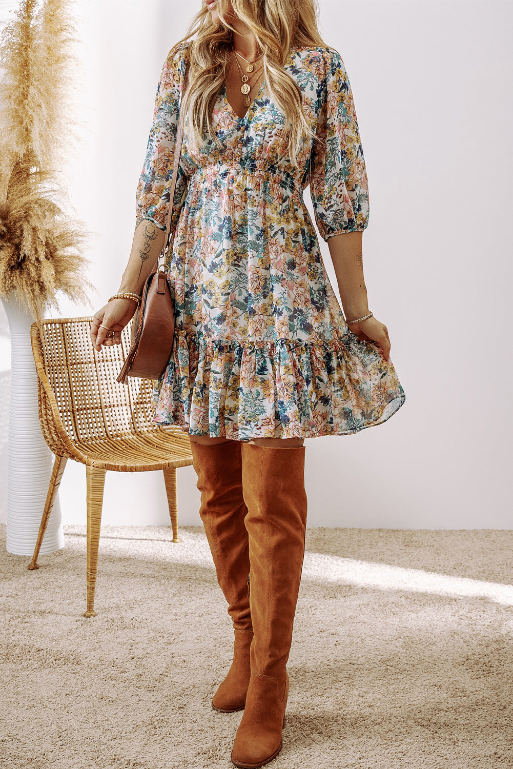 Robe fleurie a manches 3/4 et col en V, taille haute, a volants