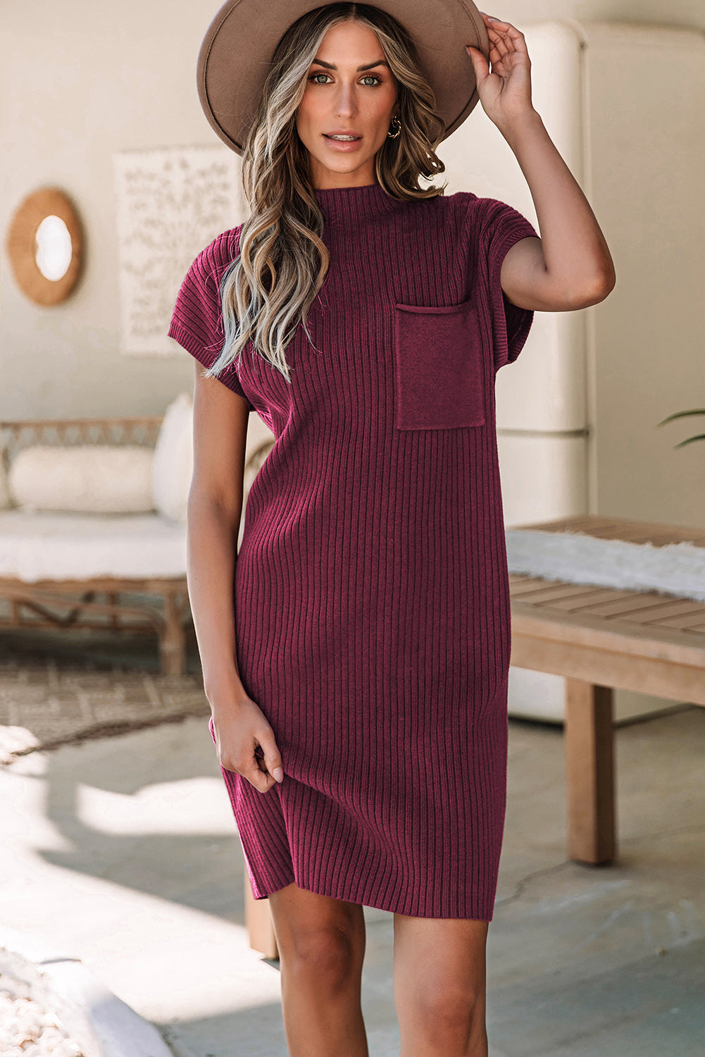 Robe pull en tricot côtelé a manches courtes et poche plaquée