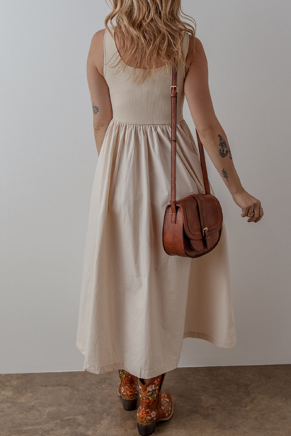 Robe longue plissée sans manches avec corsage côtelé et col rond