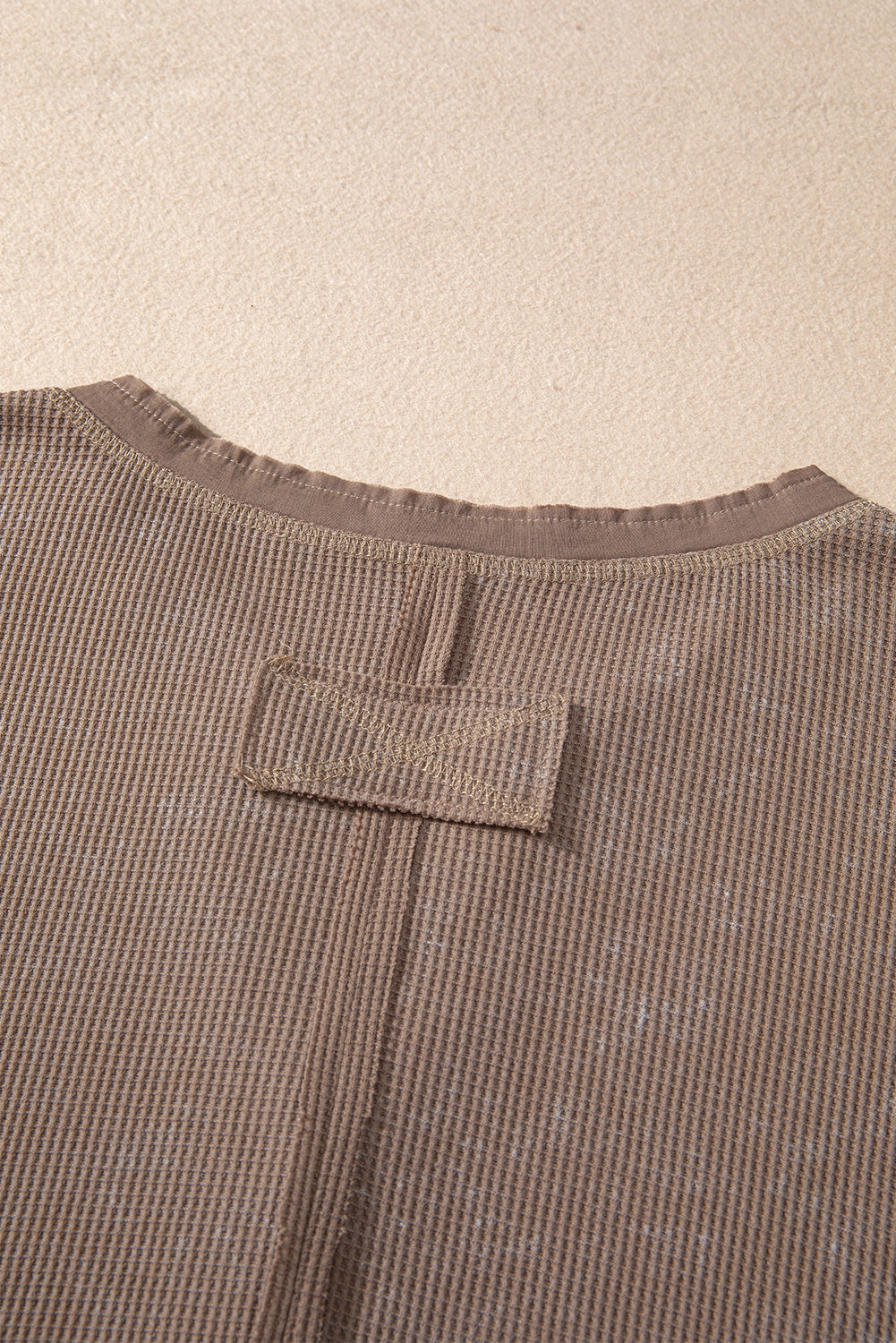 Haut a manches longues et encolure boutonnée en tricot gaufré délavé a l'acide