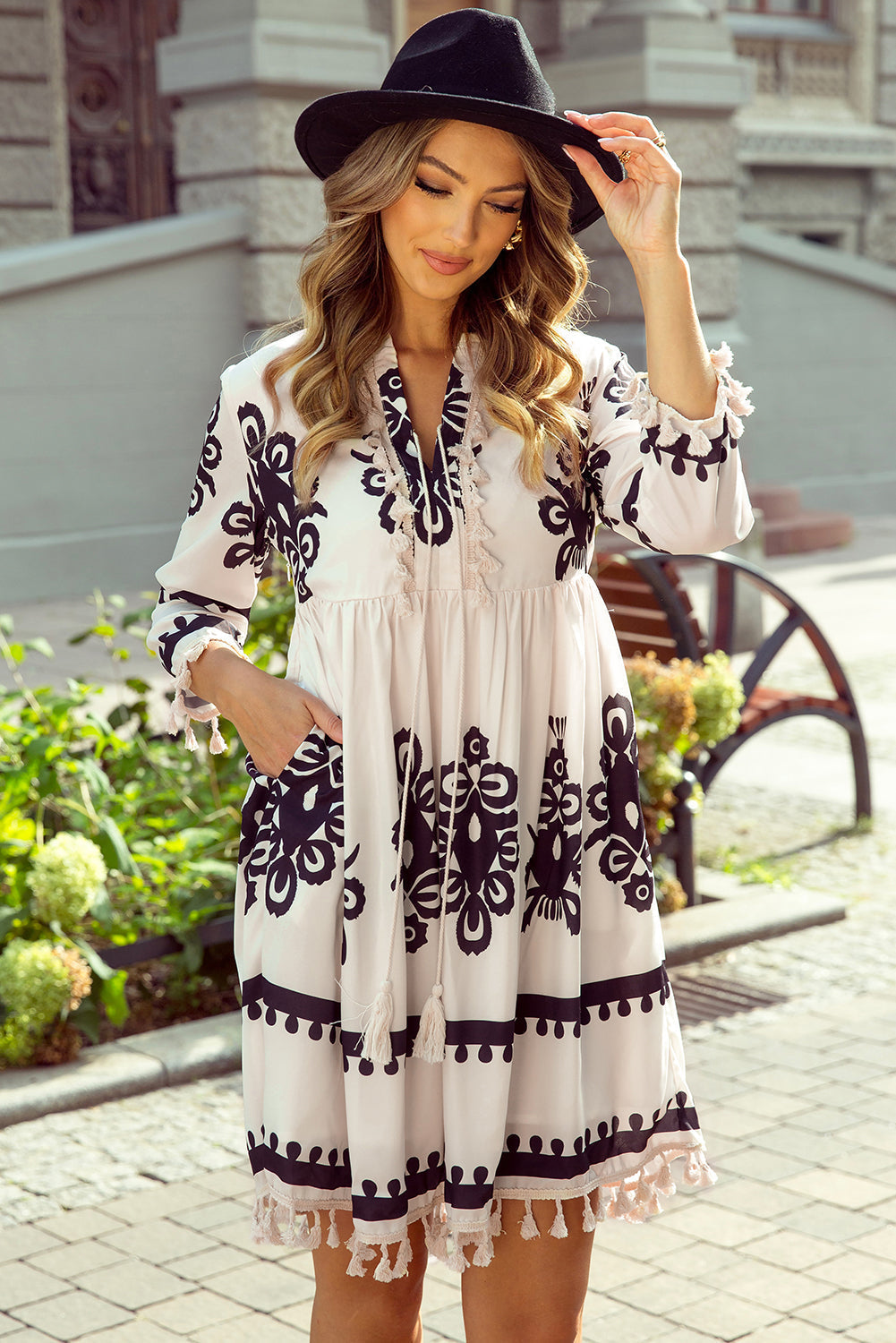 Mini-robe à col en V et à pompons imprimés à motif occidental