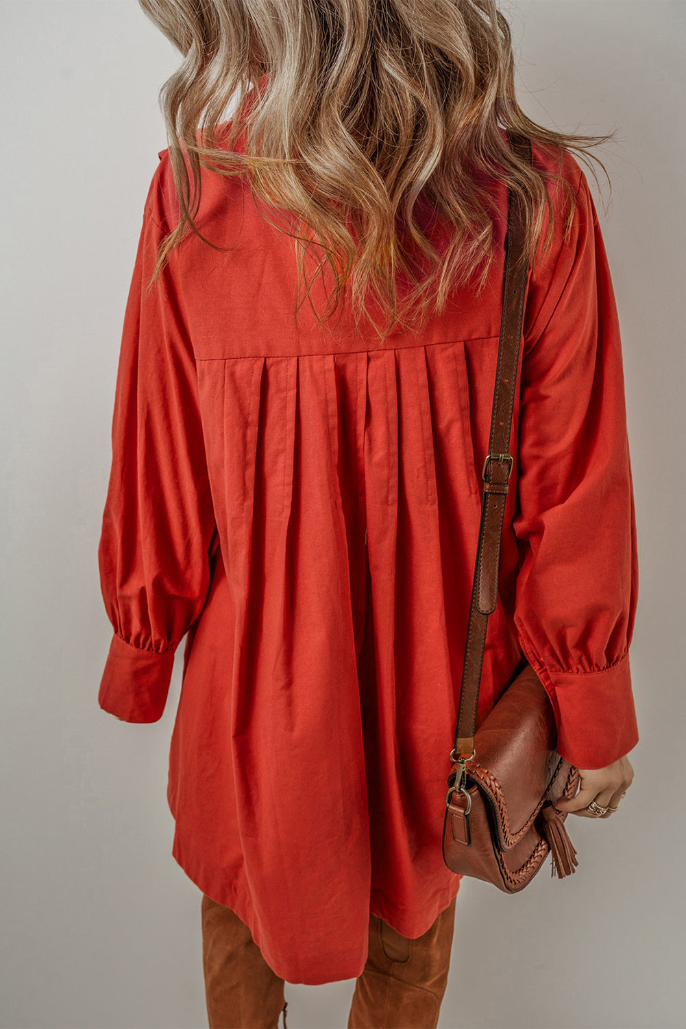 Mini-robe chemise plissée boutonnée à manches Bishop