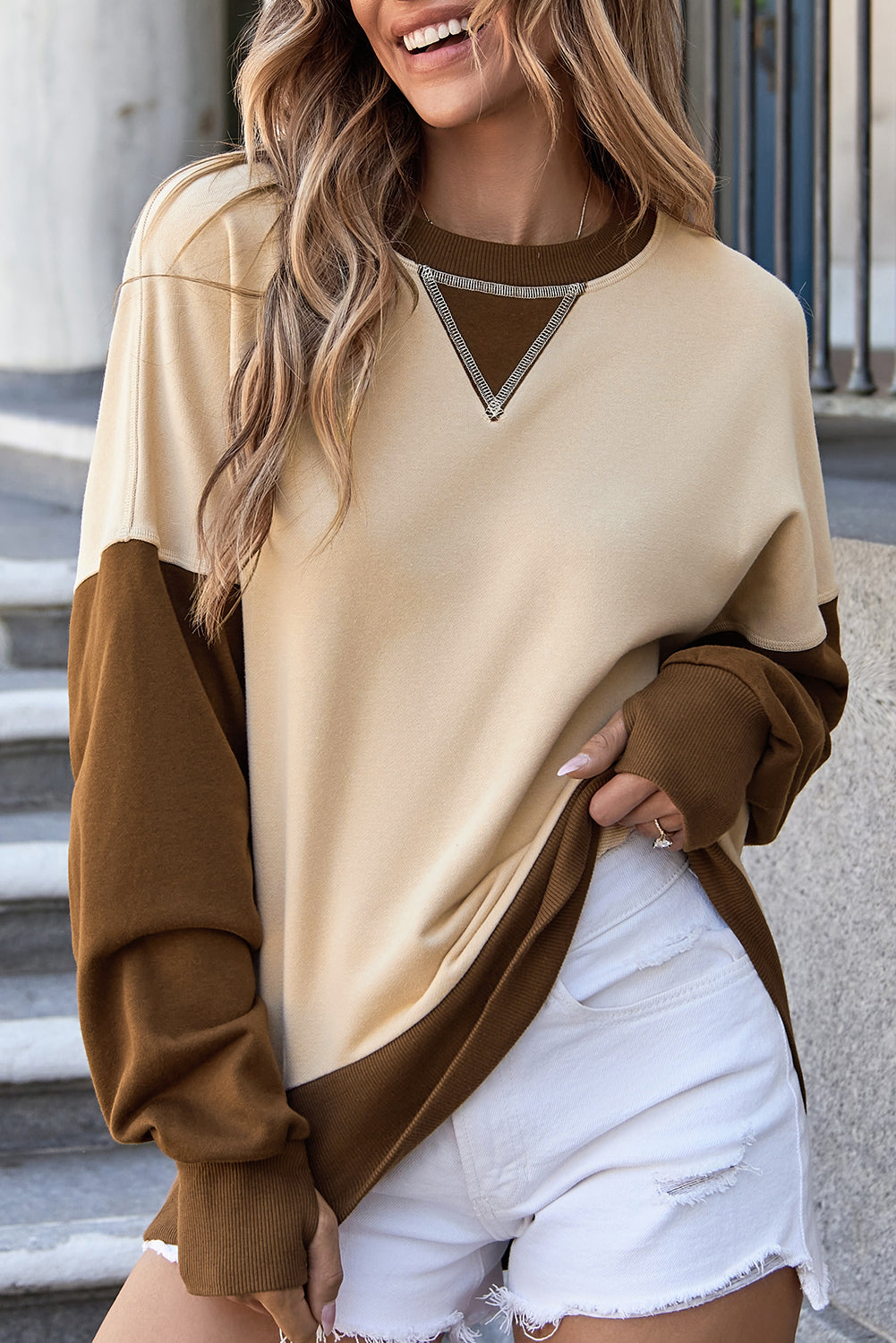 Sweat-shirt a épaules tombantes et manches avec trou pour le pouce en bloc de couleur
