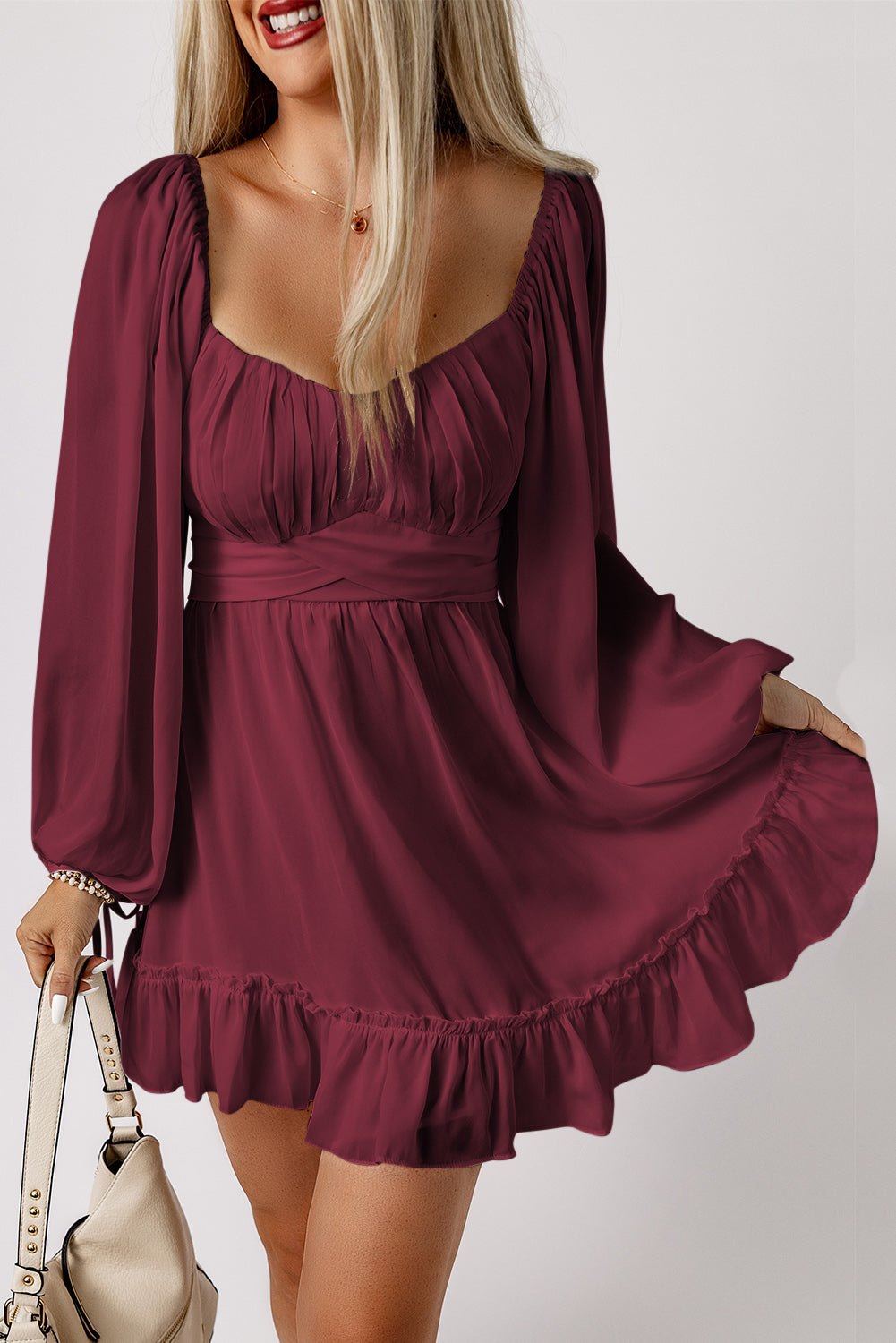 Mini-robe unie à volants taille haute col carré