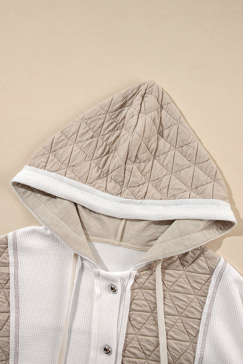 Veste a capuche matelassée texturée et patchwork, coupe ample