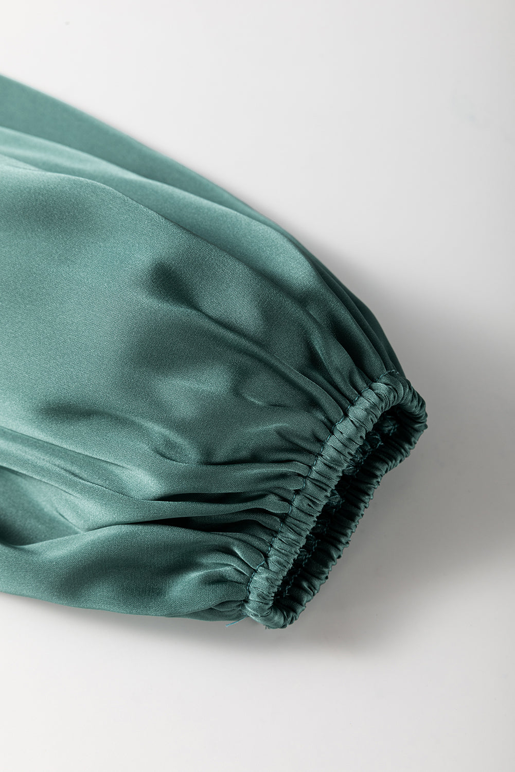 Mini-robe ample a volants et manches bouffantes