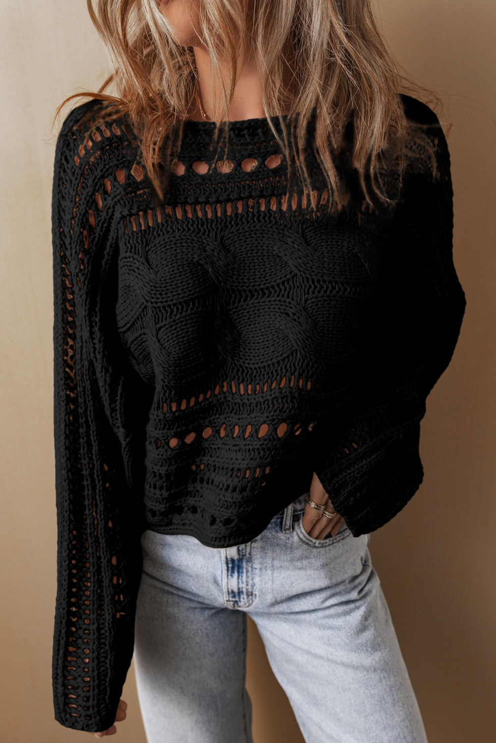 Pull court en tricot torsadé ajouré