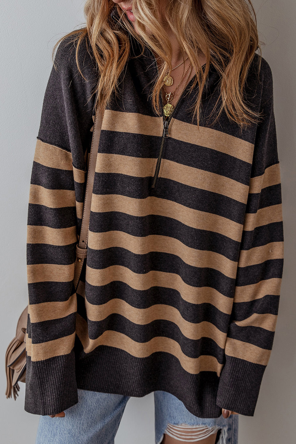 Pull surdimensionné à col et fermeture éclair sur un quart