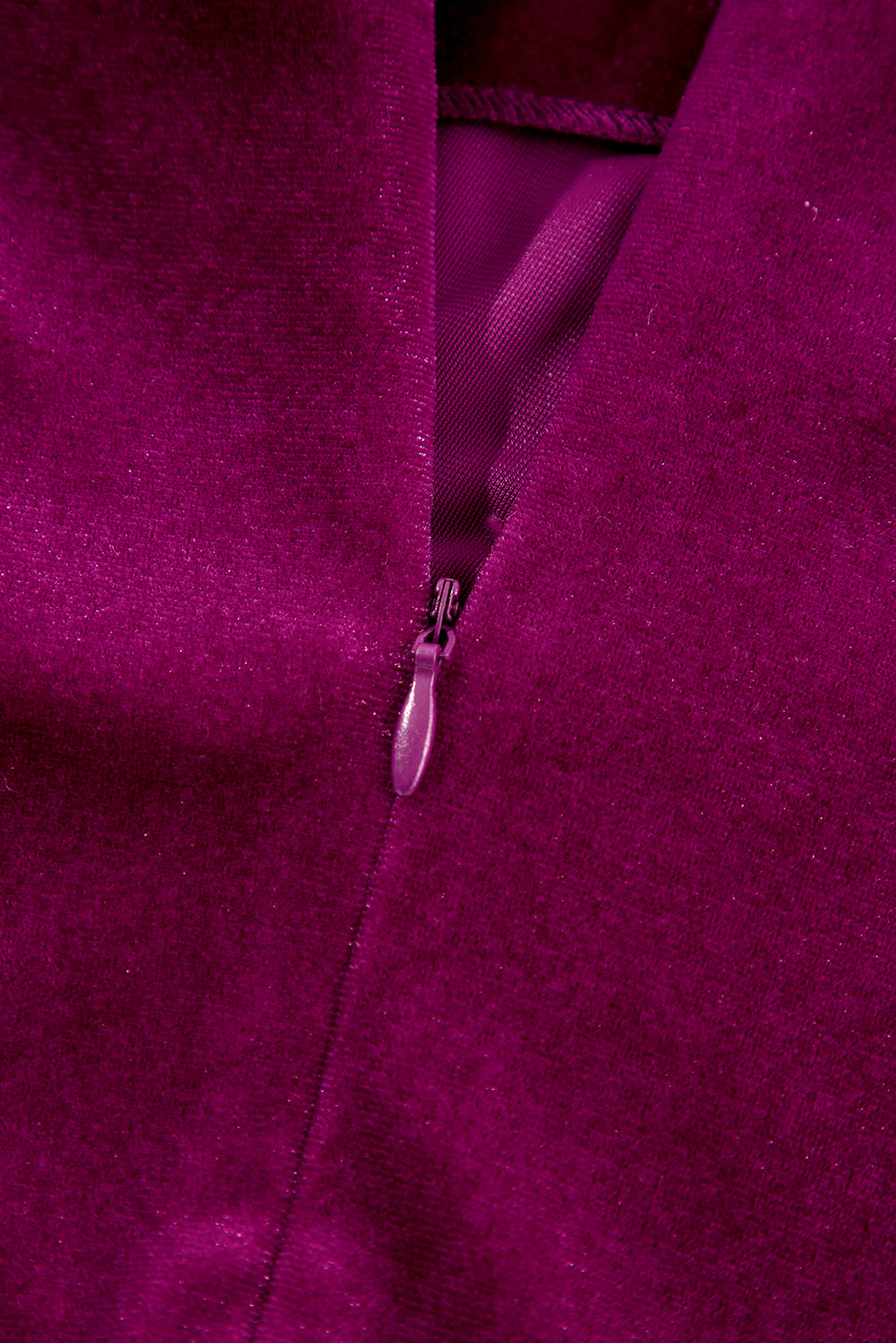 Robe moulante en velours a col montant et manches longues froncées