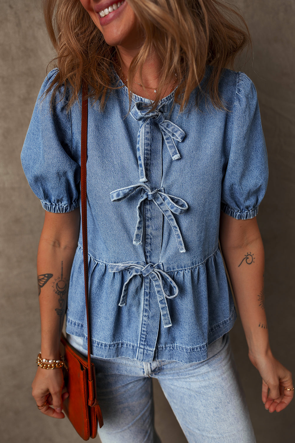 Chemise en jean péplum nouée sur le devant a manches bulles