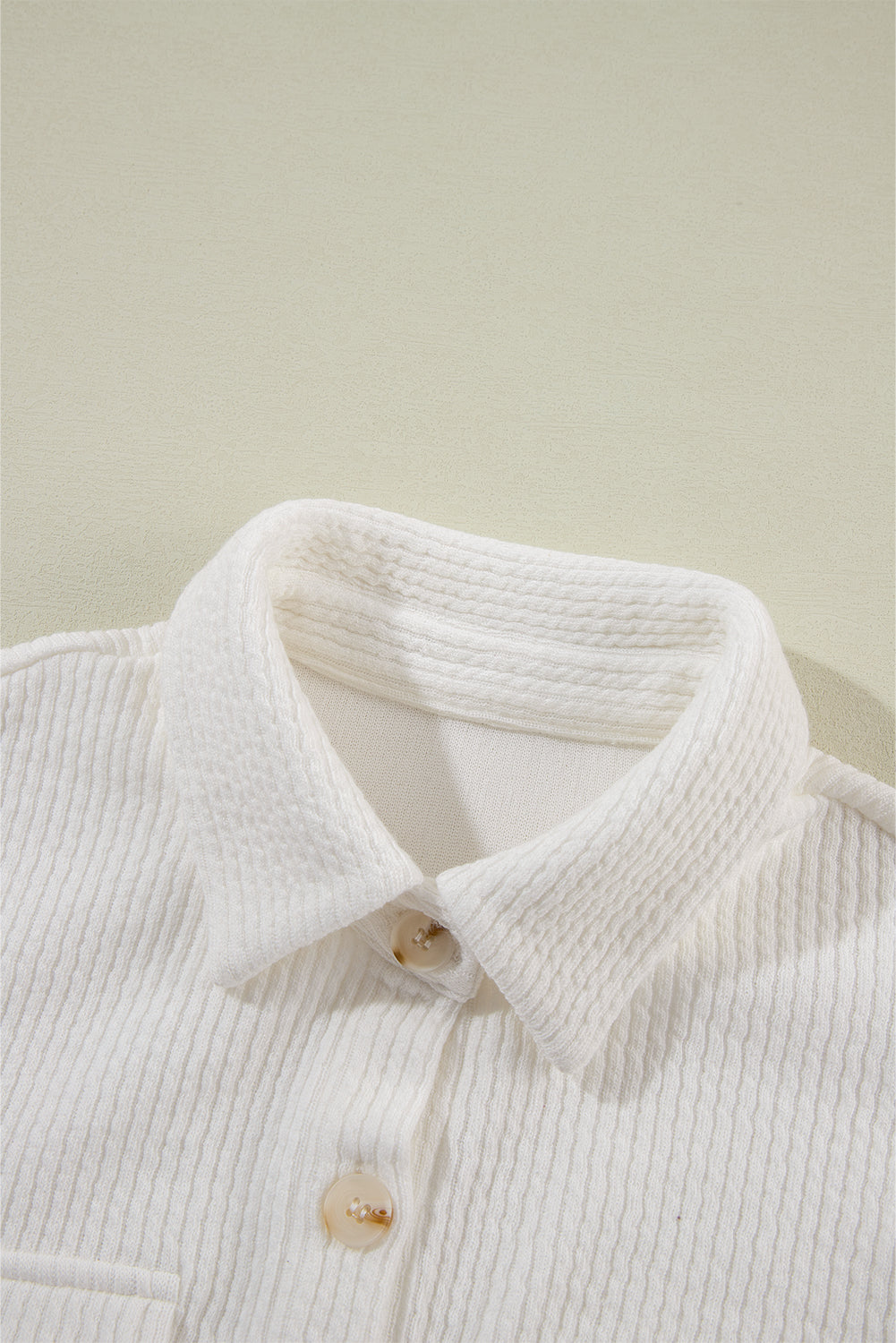 Veste a manches longues boutonnée en velours côtelé de couleur unie