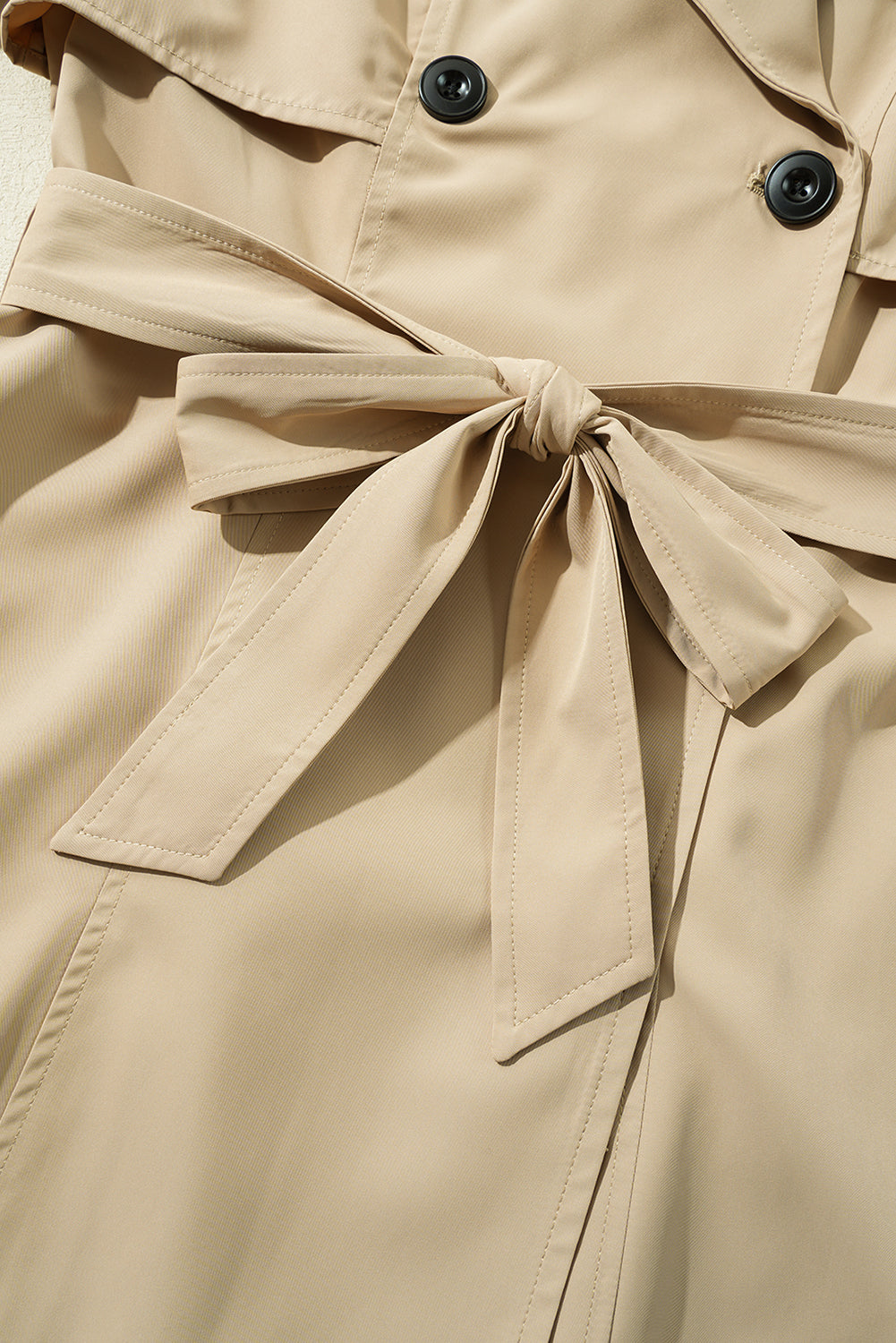 Manteau coupe-vent de couleur unie, col a revers, cravate a la taille