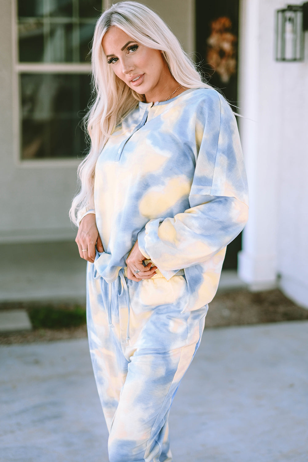 Tenue avec haut Henley tie-dye et pantalon à cordon de serrage