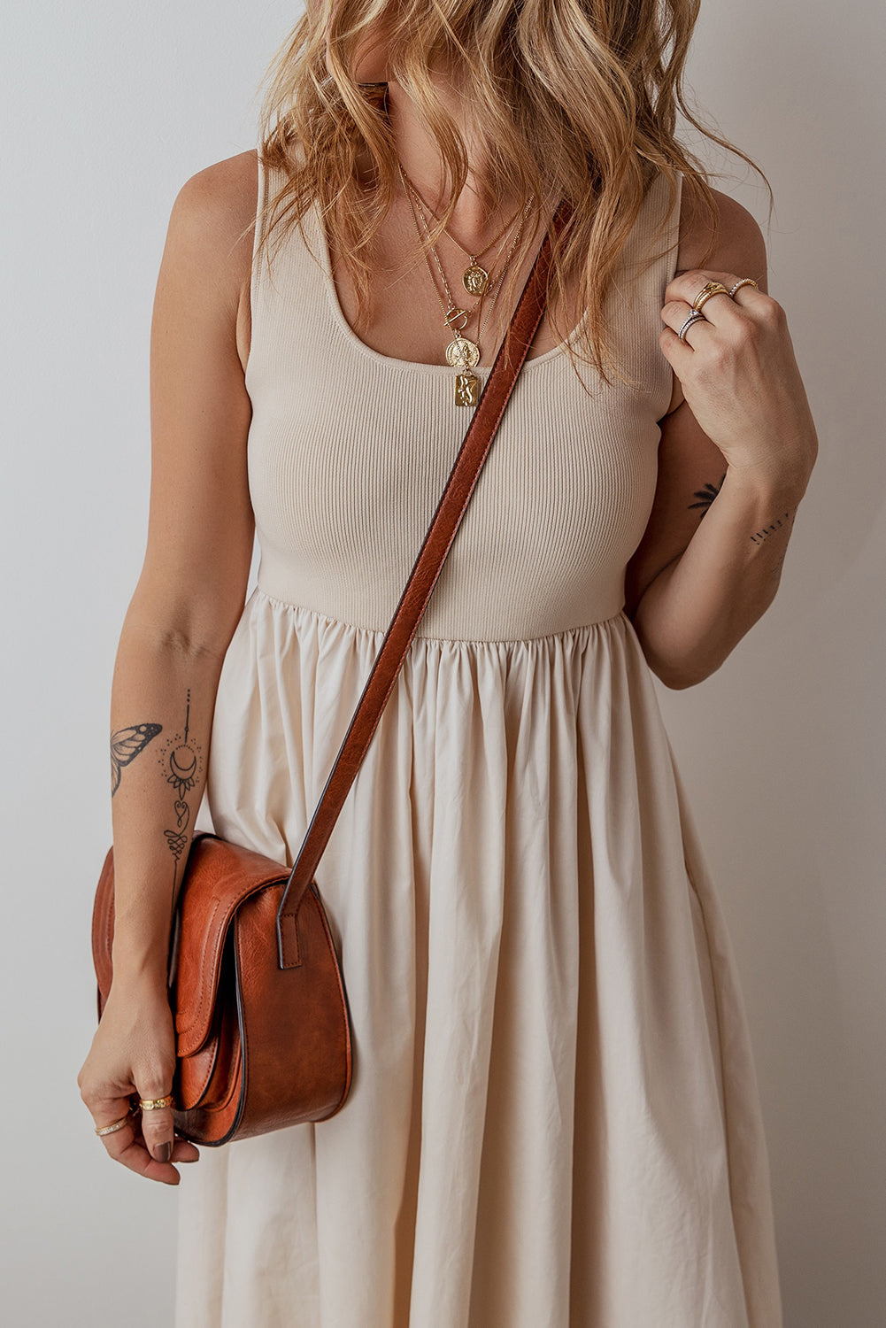 Robe longue plissée sans manches avec corsage côtelé et col rond
