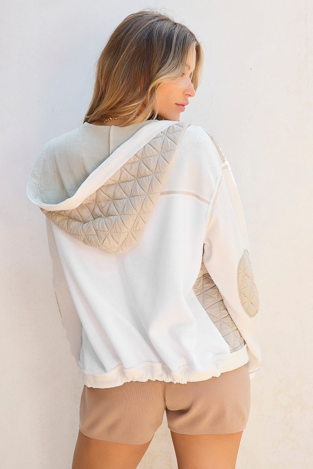 Veste a capuche matelassée texturée et patchwork, coupe ample