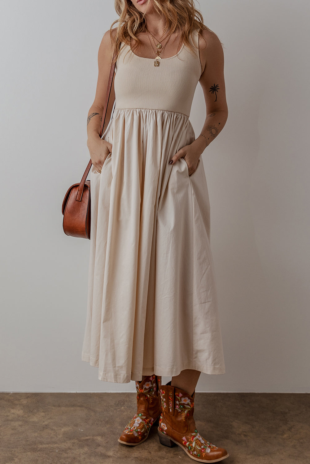 Robe longue plissée sans manches avec corsage côtelé et col rond