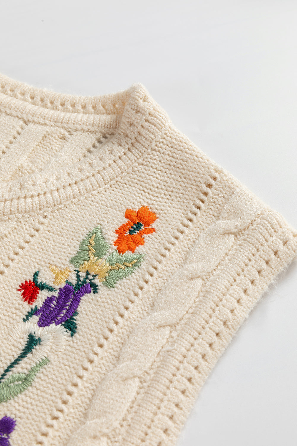 Gilet pull en tricot torsadé floral brodé