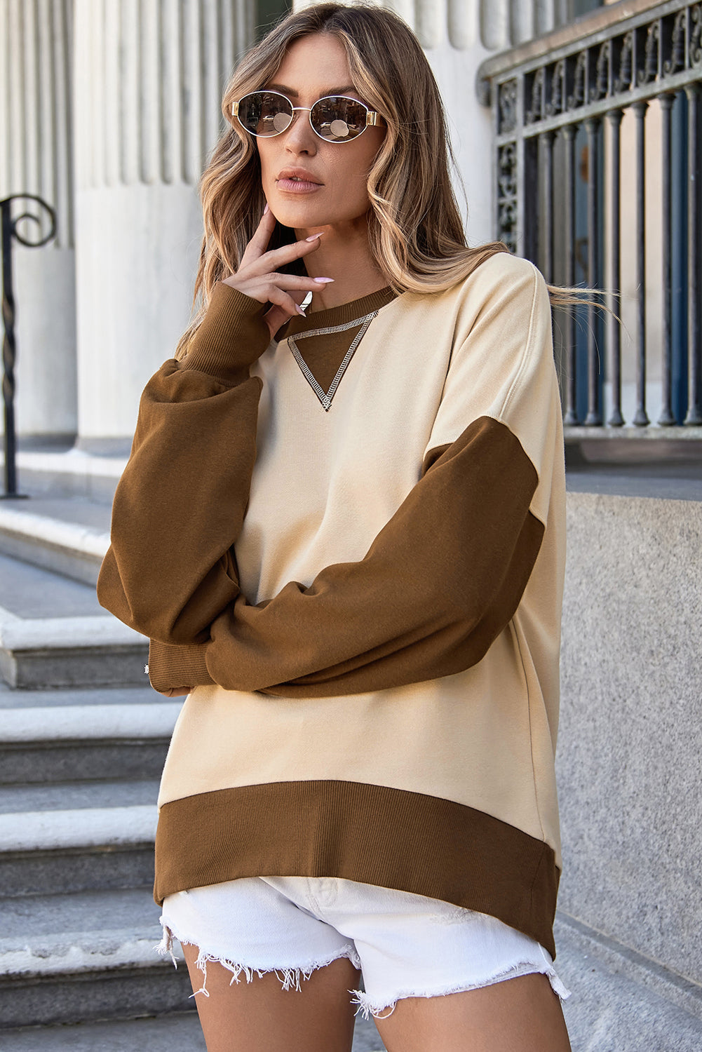 Sweat-shirt a épaules tombantes et manches avec trou pour le pouce en bloc de couleur