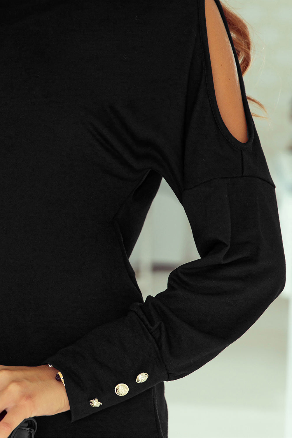 Haut asymétrique à manches longues boutonné et découpé