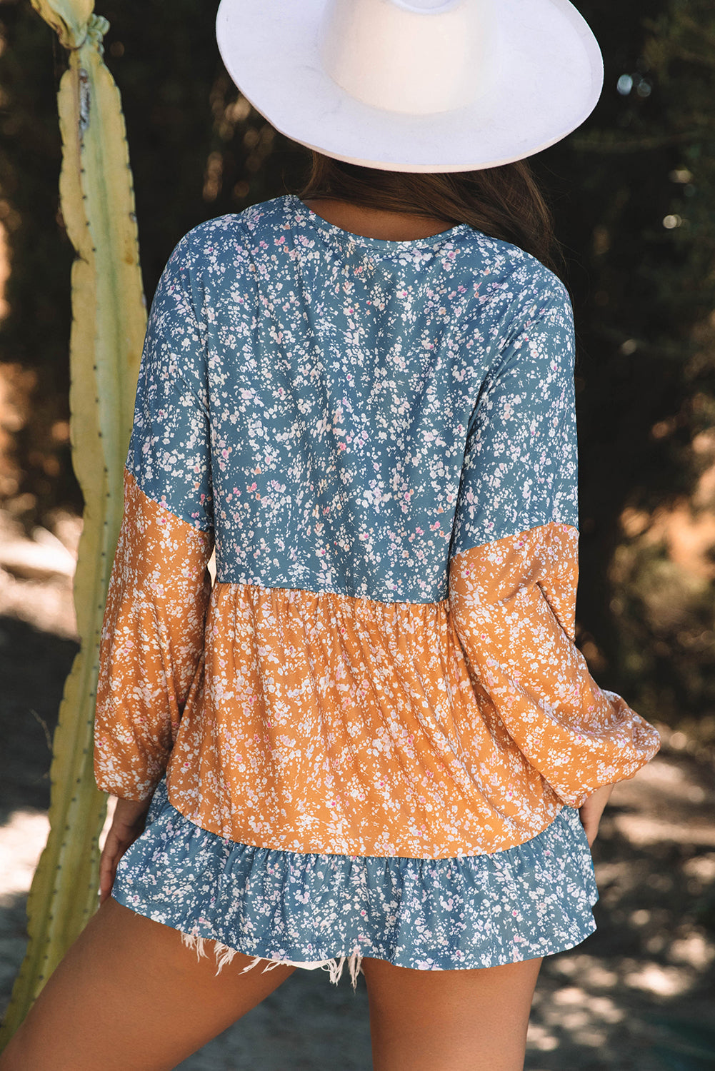 Blouse florale a col rond et ourlet a volants en patchwork de blocs de couleurs