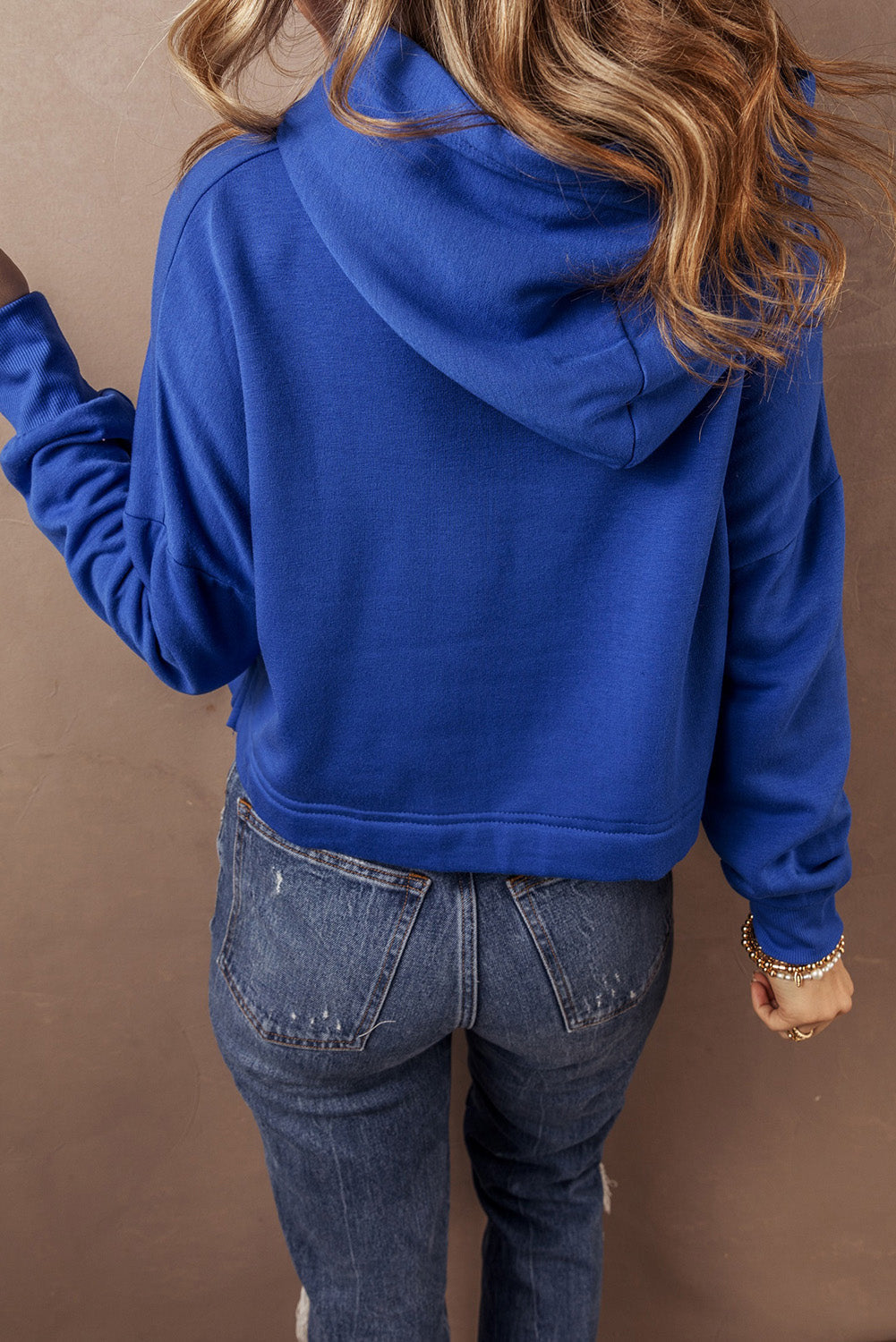Sweat à capuche court uni à épaules tombantes et cordon de serrage