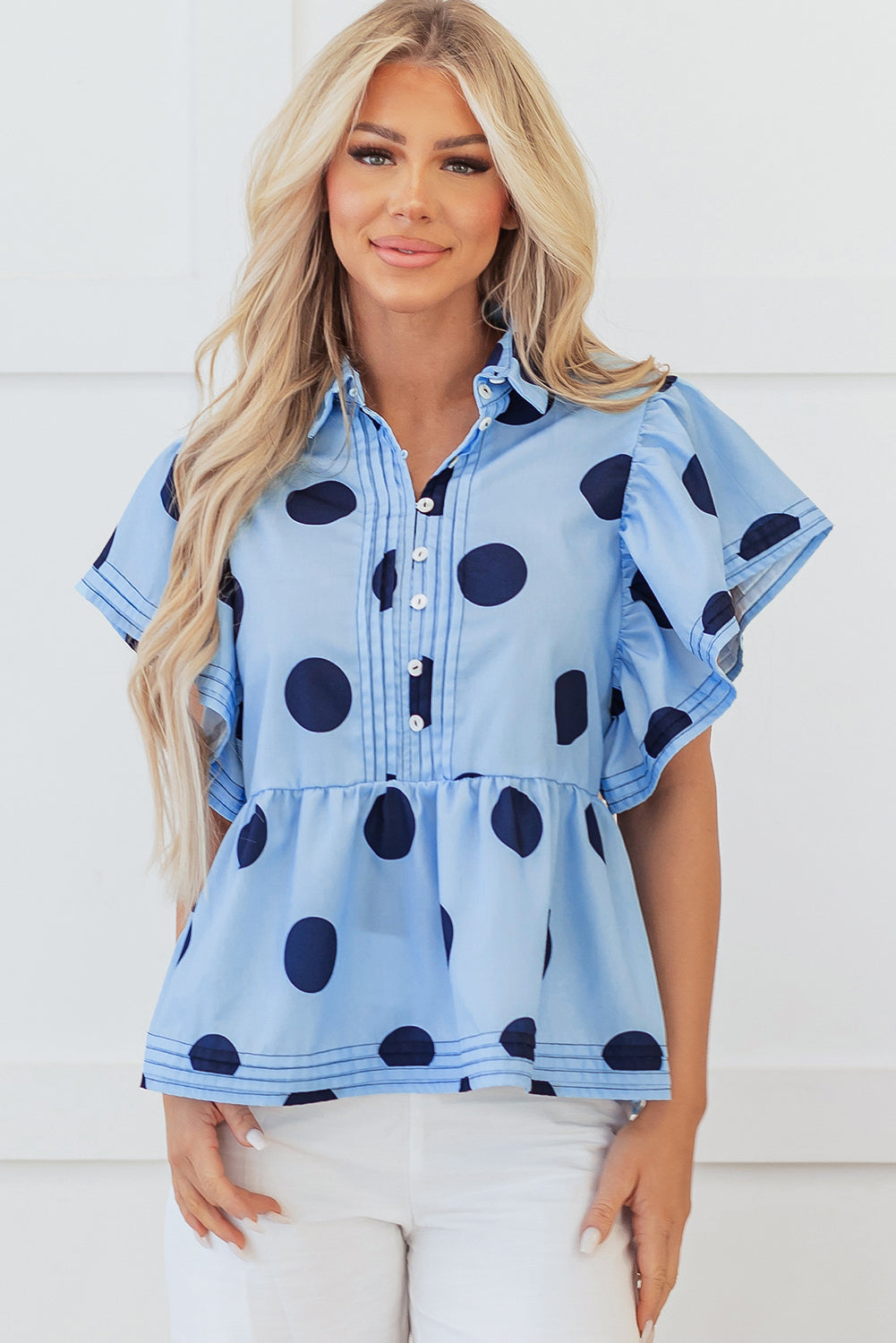 Blouse a col boutonné a manches courtes et a volants imprimé a pois
